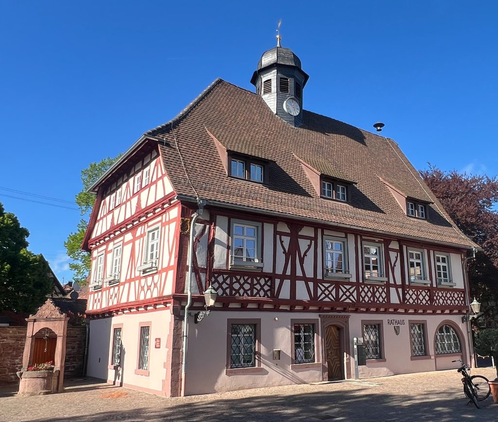 Rathaus_Front_Doehler